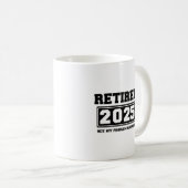 Mug Retraité 2025 Plus Mon Problème (Devant droit)