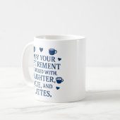 Mug Retraite Typographie Bleue Café Coeurs Lattes (Devant gauche)