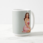 Mug Retro Brunette Pin-up Girl en rose (Devant droit)