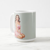 Mug Retro Brunette Pin-up Girl en rose (Devant gauche)
