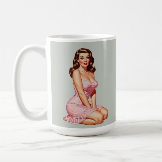 Mug Retro Brunette Pin-up Girl en rose (Gauche)