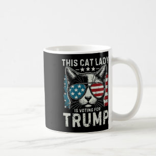 Mug Rétro Cette Dame aux Chats Vote Pour Trump Drapeau