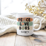 Mug Retro Peace LOVE Books Nom personnalisé<br><div class="desc">Faites preuve de votre amour pour la lecture avec nos livres Retro Peace LOVE Livres Custom Name Coffee Mug. Cette tasse ludique et vibrante présente un design rétro qui célèbre la joie des livres, avec les mots "Paix", "AMOUR" et "Livres" affichés en caractères gras et super. Autour du texte se...</div>