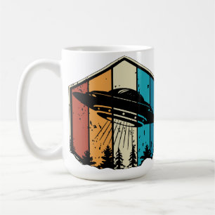 Mug Rêverie Galactique : un OVNI survole une forêt rét