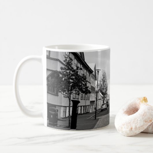 Mug Reykjavik Islande Street Scène noir et blanc (Avec donut)