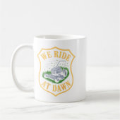 Mug Riding Lawn Mower We Ride At Dawn Funny Lawn Mowin (Gauche)