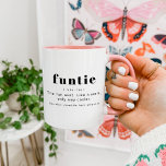 Mug RILEY Modern Cute Funtie Définition Tante Tante Ta<br><div class="desc">Cette tasse en céramique présente une combinaison moderne de police et une définition amusante de "funtie". Cette tasse de café est le cadeau parfait pour votre tante préférée là-bas pour son anniversaire,  comme faire-part de grossesse ou pour Noël.</div>