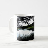 Mug Riverside avec arbres et roseaux photo (Devant gauche)