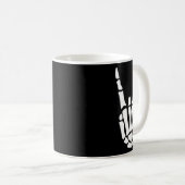 Mug Rocher sur squelette Signe main - Hallowee minimal (Devant droit)