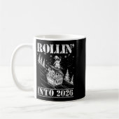 Mug Rollin' Into 2026 Funny Raccoon Dumpster Fire Art  (Gauche)