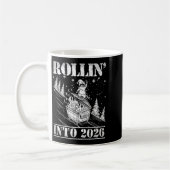 Mug Rollin' Into 2026 Funny Raccoon Dumpster Fire Art  (Gauche)