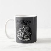 Mug Rollin Into 2026 Raccoon Funny Dumpster Fire 2025 (Gauche)