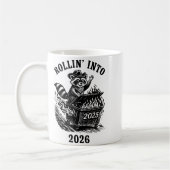 Mug Rollin Into 2026 Raccoon Funny Dumpster Fire 2025  (Gauche)