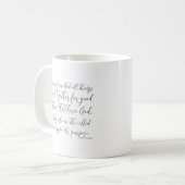 Mug Romains 8:28 Toutes choses Bible Verse Calligraphi (Devant gauche)