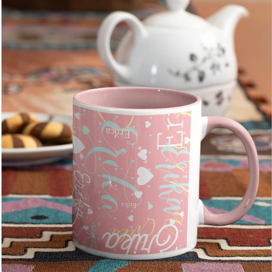 Mug rose avec son nom et ses coeurs romantiques