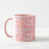Mug rose avec son nom et ses coeurs romantiques (Gauche)