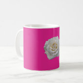 Mug Rose blanche sur Arrière - plan rose (Devant gauche)
