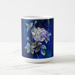 Mug Rose blanche sur fond bleu marine texturé