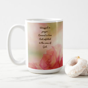 Mug rose : Enveloppé dans la prière et l'amour