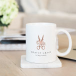 Mug Rose Gold Floral Ciseaux Salon Logo<br><div class="desc">Élégante tasse de logo pour salons de cheveux ou coiffeurs présente une paire de ciseaux en feuille d'or rose ornée de fleurs. Personnalisez-vous avec deux lignes de texte personnalisé en dessous du lettrage gris classique,  parfait pour votre nom de salon.</div>