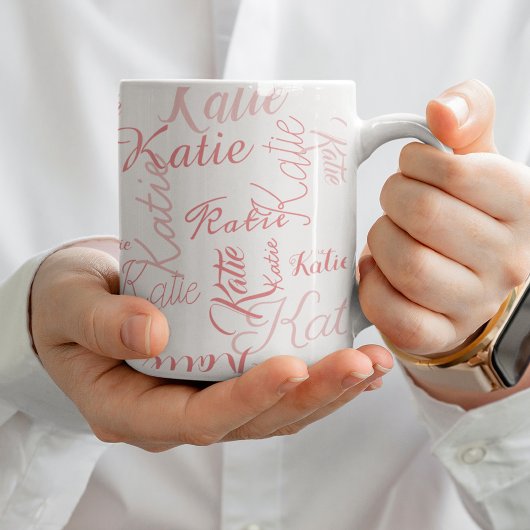 Mug rose moderne sur des noms manuscrits blancs