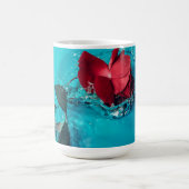 Mug  Rose rouge avec arrière - plan bleu (Centre)