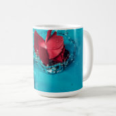 Mug  Rose rouge avec arrière - plan bleu (Devant droit)