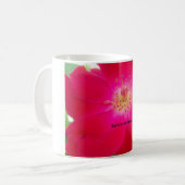 Mug Rose Rouge Floral : La Terre est une illusion | In (Devant gauche)