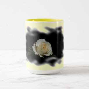 Mug Roses blanches brûlées arêtes sur Jaune