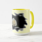 Mug Roses blanches brûlées arêtes sur Jaune (Devant droit)