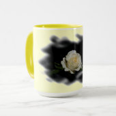Mug Roses blanches brûlées arêtes sur Jaune (Devant gauche)