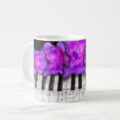 Mug Roses de Fushia et clavier et notes de piano (Devant gauche)