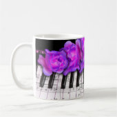 Mug Roses de Fushia et clavier et notes de piano (Gauche)