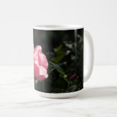 Mug Roses roses dans un jardin doré (Devant droit)