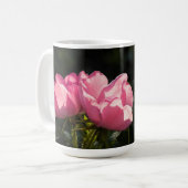 Mug Roses roses dans un jardin doré (Devant gauche)