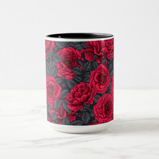 Mug Roses rouges avec feuilles gris sur noir (Centre)