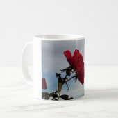 Mug Roses rouges contre un ciel bleu vif (Devant gauche)
