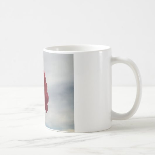 Mug Roses rouges contre un ciel bleu vif (Droite)