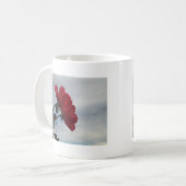 Mug Roses rouges contre un ciel bleu vif (Devant gauche)