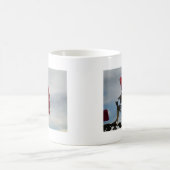 Mug Roses rouges contre un ciel bleu vif (Centre)