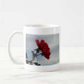 Mug Roses rouges contre un ciel bleu vif (Gauche)