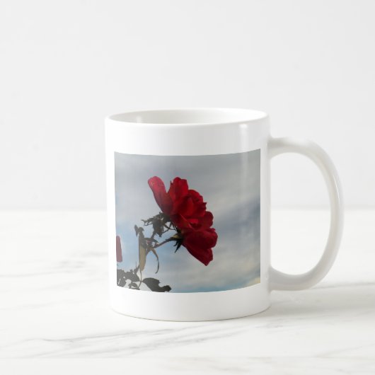 Mug Roses rouges contre un ciel bleu vif (Droite)