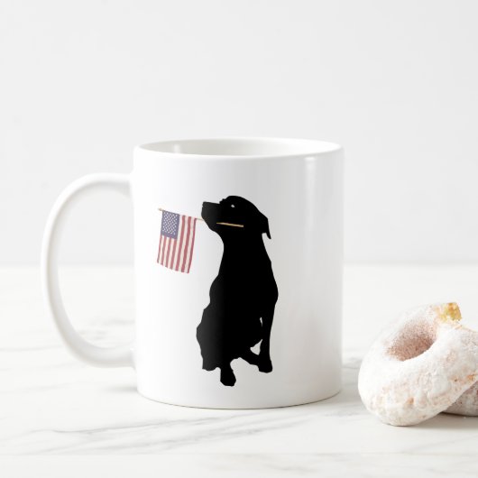 Mug Rottweiler tenant le drapeau américain (Avec donut)