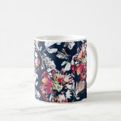 Mug Rouge, fleurs blanches sur bleu. (Devant droit)