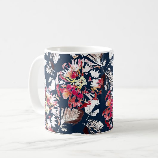 Mug Rouge, fleurs blanches sur bleu. (Devant gauche)