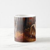 Mug Rough Collie dans les feuilles d'automne qui tombe (Centre)