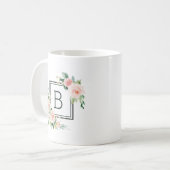 Mug Rougissent le monogramme rose de fleur d'aquarelle (Devant gauche)