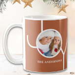 Mug Rouille photo de Noël moderne<br><div class="desc">Cette tasse moderne de Noël est décorée du mot JOY sur un arrière - plan rouille. Facilement personnalisable avec votre photo et votre nom.</div>