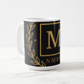 Mug "Royal NMKY Emblem – Monogram M Crest Design" (Devant gauche)