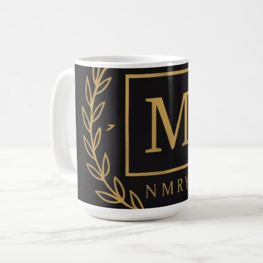 Mug "Royal NMKY Emblem – Monogram M Crest Design" (Devant gauche)